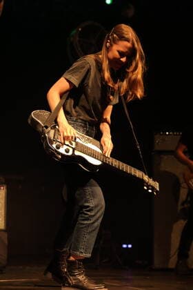 Megan Lovell von der Band Larkin Poe bei einem Konzert im Huxleys Neue Welt in Berlin, 25. Mai 2022. Larkin Poe Konzert Berlin