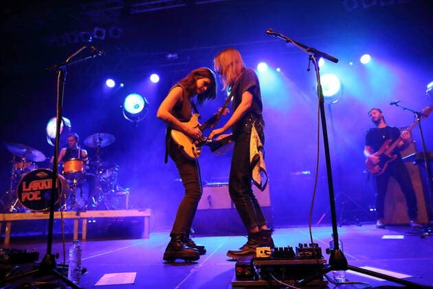 Rebecca Lovell und Megan Lovell, v.l., von der Band Larkin Poe bei einem Konzert im Huxleys Neue Welt in Berlin, 25. Mai 2022. Larkin Poe Konzert Berlin