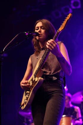 Rebecca Lovell von der Band Larkin Poe bei einem Konzert im Huxleys Neue Welt in Berlin, 25. Mai 2022. Larkin Poe Konzert Berlin