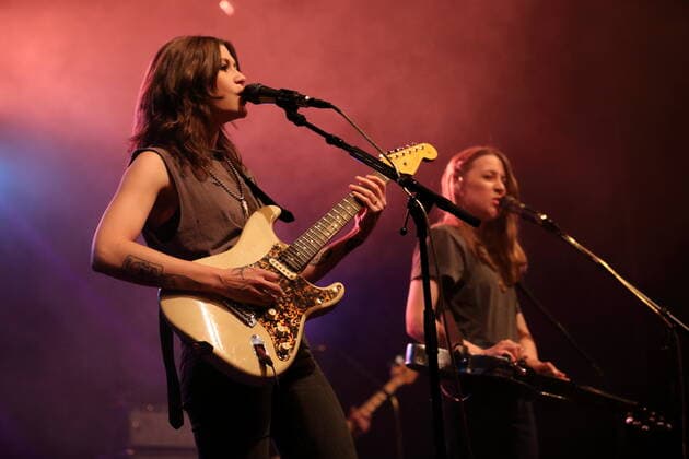 Rebecca Lovell und Megan Lovell, v.l., von der Band Larkin Poe bei einem Konzert im Huxleys Neue Welt in Berlin, 25. Mai 2022. Larkin Poe Konzert Berlin