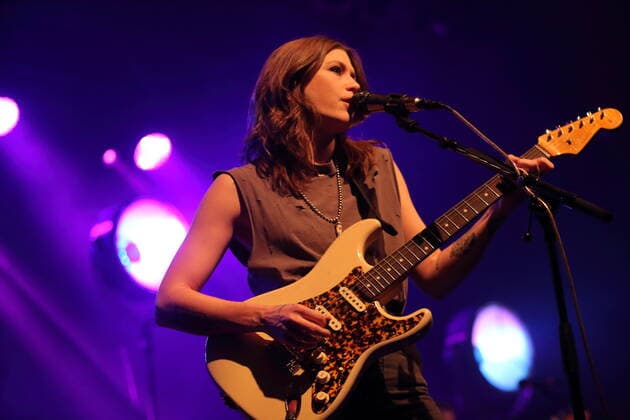 Rebecca Lovell von der Band Larkin Poe bei einem Konzert im Huxleys Neue Welt in Berlin, 25. Mai 2022. Larkin Poe Konzert Berlin