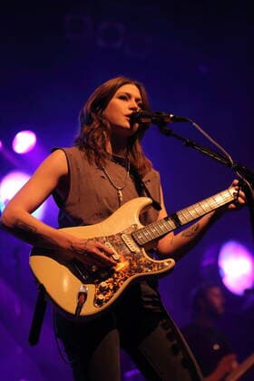 Rebecca Lovell von der Band Larkin Poe bei einem Konzert im Huxleys Neue Welt in Berlin, 25. Mai 2022. Larkin Poe Konzert Berlin