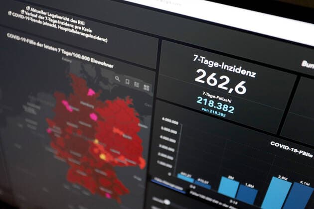 Dashboard des RKI, die 7-Tage-Inzidenz liegt nun bei 262,6 7-Tage-Inzidenz, Dashboard des RKI auf einem Monitor am 26.05.2022 in Siegen Deutschland.