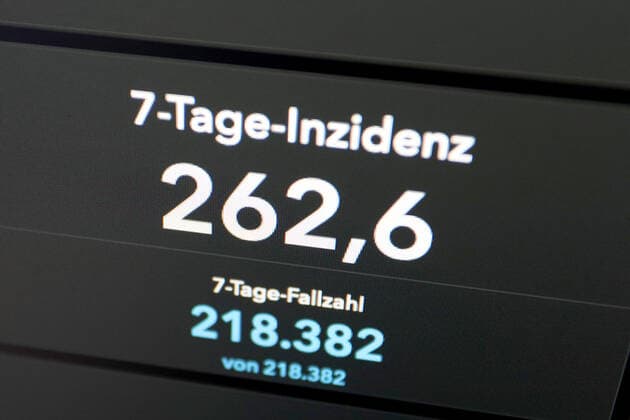 Dashboard des RKI, die 7-Tage-Inzidenz liegt nun bei 262,6 7-Tage-Inzidenz, Dashboard des RKI auf einem Monitor am 26.05.2022 in Siegen Deutschland.