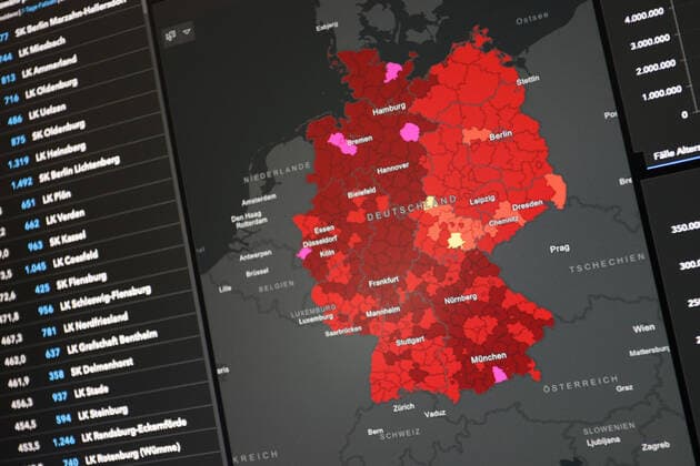 Dashboard des RKI, die 7-Tage-Inzidenz liegt nun bei 262,6 7-Tage-Inzidenz, Dashboard des RKI auf einem Monitor am 26.05.2022 in Siegen Deutschland.
