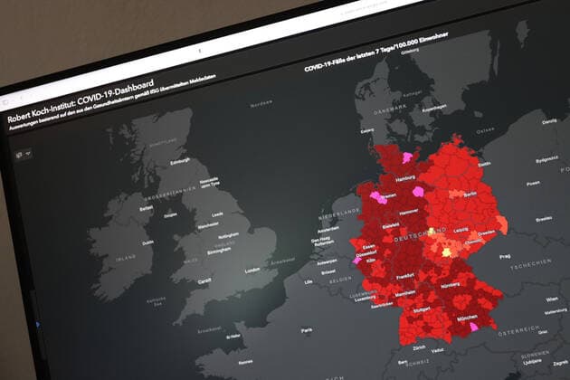 Dashboard des RKI, die 7-Tage-Inzidenz liegt nun bei 262,6 7-Tage-Inzidenz, Dashboard des RKI auf einem Monitor am 26.05.2022 in Siegen Deutschland.