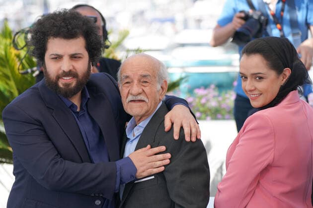 Saeed Roustaee (RÃ alisateur & scÃ nariste - Iran) - Saeed Poursamimi (Acteur) - Taraneh Alidoosti (actrice) CELEBRITES : 75Ã me Festival de Cannes - Photocall du film Â« Leila?s Brothers Â» - 26 05 2022 NorbertScanella Panoramic 