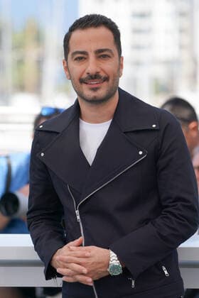 Navid Mohammadzade (Acteur) CELEBRITES : 75Ã me Festival de Cannes - Photocall du film Â« Leila?s Brothers Â» - 26 05 2022 NorbertScanella Panoramic 