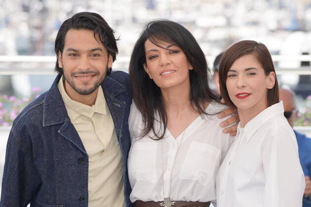Entertainment Bilder des Tages Internationale Filmfestspiele von Cannes, The Blue Caftan Photocall Maryam Touzani - Ayoub Missioui - Lubna Azabal CELEBRITES : 75Ã me Festival de Cannes - Photocall du film Â« Le Bleu de Caftan Â» - 26 05 2022 NorbertScanella Panoramic 