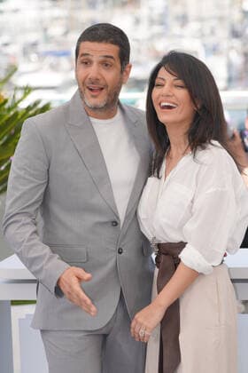 Internationale Filmfestspiele von Cannes, The Blue Caftan Photocall Maryam Touzani - Nabil Ayouch CELEBRITES : 75Ã me Festival de Cannes - Photocall du film Â« Le Bleu de Caftan Â» - 26 05 2022 NorbertScanella Panoramic 