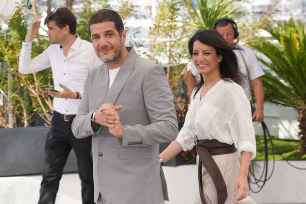 Internationale Filmfestspiele von Cannes, The Blue Caftan Photocall Maryam Touzani - Nabil Ayouch CELEBRITES : 75Ã me Festival de Cannes - Photocall du film Â« Le Bleu de Caftan Â» - 26 05 2022 NorbertScanella Panoramic 