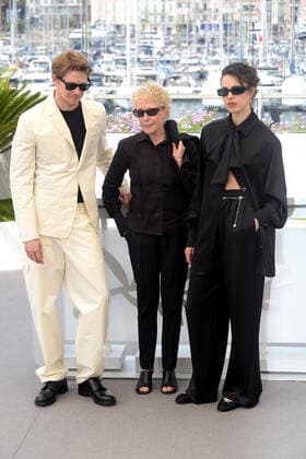 75th Cannes film festival 2022, Photocall film Stars at noon. Pictured: C Claire Denis, Margaret Qualley, Joe Alwyn  Copyright: xAlbertoxTerenghi Cannesx2022x xix xVenezia2020x