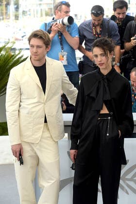 75th Cannes film festival 2022, Photocall film Stars at noon. Pictured: Margaret Qualley, Joe Alwyn  Copyright: xAlbertoxTerenghi Cannesx2022x xix xVenezia2020x