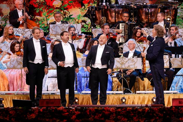Star-Geiger Andre Rieu mit seinem Johann Strauss Orchester und den Platin Tenören (v.l.) Gary Bennett, Bela Mavrak und Serge Bosch bei seinem Konzert im Rahmen der Happy Together-Tour live in der Lanxess-Arena. Köln, 25.05.2022 NRW Deutschland Copyright: xChristophxHardtx