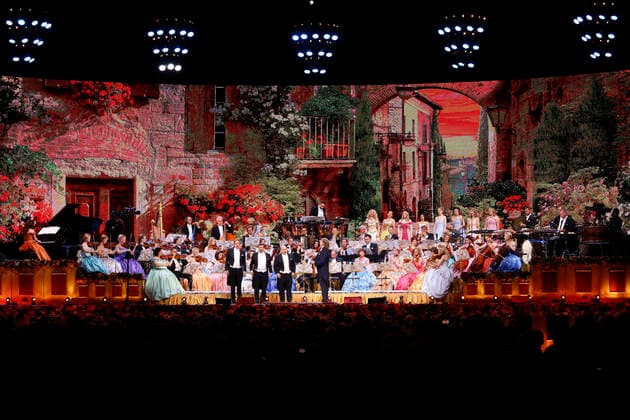 Star-Geiger Andre Rieu mit seinem Johann Strauss Orchester und den Platin Tenören (v.l.) Gary Bennett, Bela Mavrak und Serge Bosch bei seinem Konzert im Rahmen der Happy Together-Tour live in der Lanxess-Arena. Köln, 25.05.2022 NRW Deutschland Copyright: xChristophxHardtx