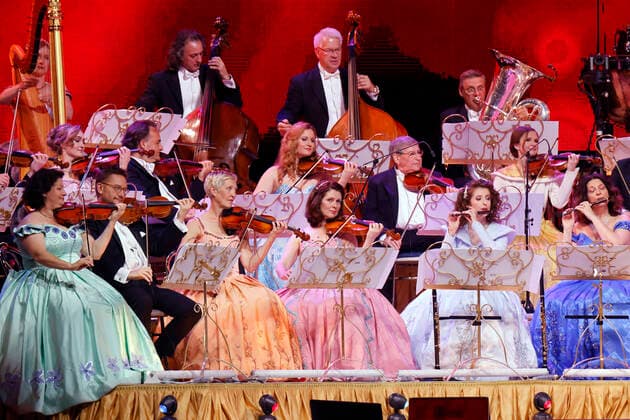 Das Johann Strauss Orchester von Star-Geiger Andre Rieu bei seinem Konzert im Rahmen der Happy Together-Tour live in der Lanxess-Arena. Köln, 25.05.2022 NRW Deutschland Copyright: xChristophxHardtx
