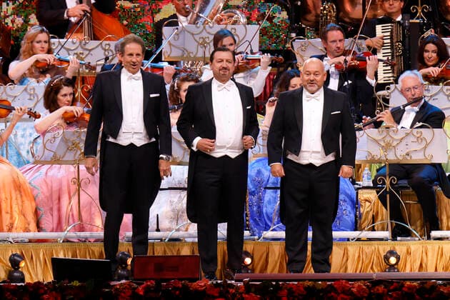 Die Platin Tenöre (v.l.) Gary Bennett, Bela Mavrak und Serge Bosch bei dem Konzert von Star-Geiger Andre Rieu mit seinem Johann Strauss Orchester im Rahmen der Happy Together-Tour live in der Lanxess-Arena. Köln, 25.05.2022 NRW Deutschland Copyright: xChristophxHardtx