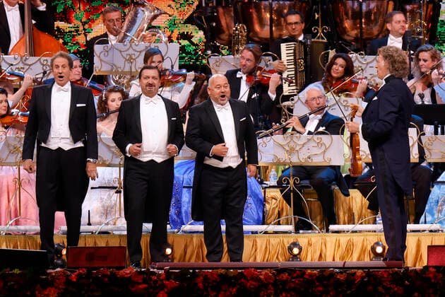 Star-Geiger Andre Rieu mit seinem Johann Strauss Orchester und den Platin Tenören (v.l.) Gary Bennett, Bela Mavrak und Serge Bosch bei seinem Konzert im Rahmen der Happy Together-Tour live in der Lanxess-Arena. Köln, 25.05.2022 NRW Deutschland Copyright: xChristophxHardtx