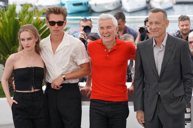 Olivia DeJonge - Austin Butler - Baz Luhrmann - Tom Hanks CELEBRITES : 75Ã me Festival de Cannes - Photocall du film Â« Elvis Â» - 26 05 2022 NorbertScanella Panoramic 