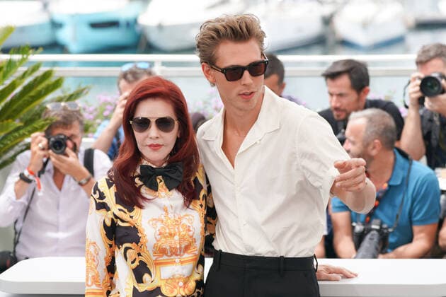 Priscilla Presley - Austin Butler CELEBRITES : 75Ã me Festival de Cannes - Photocall du film Â« Elvis Â» - 26 05 2022 NorbertScanella Panoramic 