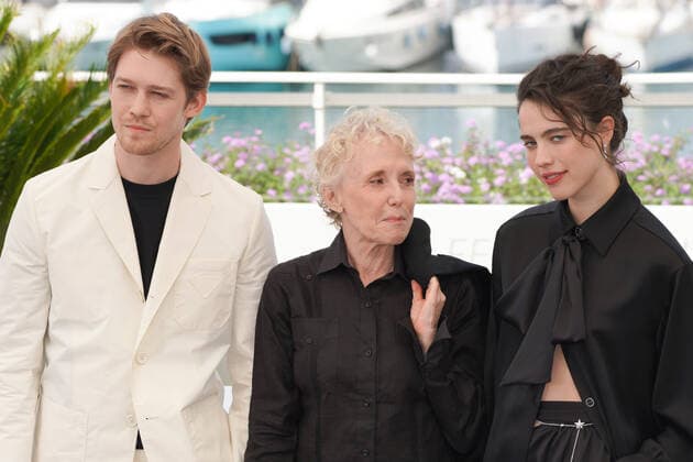 Joe Alwyn - Claire Denis - Margaret Qualley CELEBRITES : 75Ã me Festival de Cannes - Photocall du film Â« Stars at Noon Â» - 26 05 2022 NorbertScanella Panoramic 