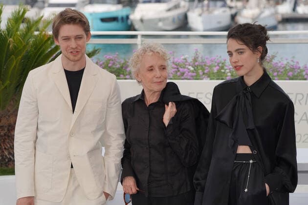 Joe Alwyn - Claire Denis - Margaret Qualley CELEBRITES : 75Ã me Festival de Cannes - Photocall du film Â« Stars at Noon Â» - 26 05 2022 NorbertScanella Panoramic 