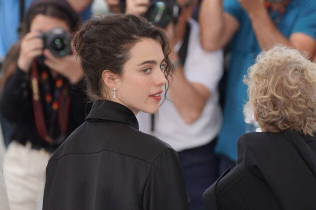 Margaret Qualley CELEBRITES : 75Ã me Festival de Cannes - Photocall du film Â« Stars at Noon Â» - 26 05 2022 NorbertScanella Panoramic 