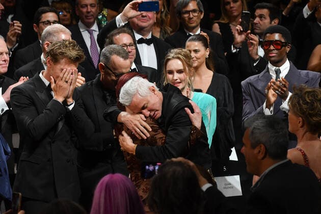 75eme Festival International du Film de Cannes. Atmosphere a la fin de la projection du film Elvis . 75th International Cannes Film Festival. Atmosphere at the end of Elvis movie EXCLUSIVE nous contacter pour toute utilisation web Copyright: xSergexArnalx xStarfacex STAR_280808_005