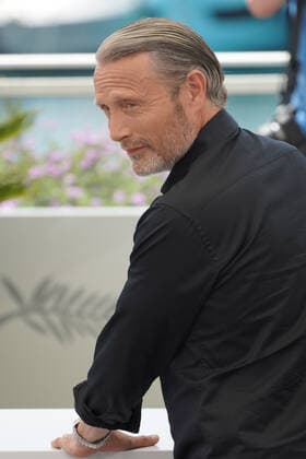 Mads MikkelsenI CELEBRITES : 75Ã me Festival de Cannes - Photocall du film Â« Brett Morgen Â» - 23 05 2022 NorbertScanella Panoramic 
