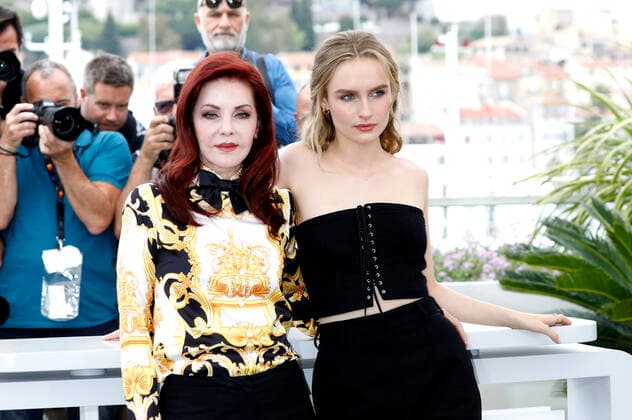 Priscilla Presley und Olivia DeJonge beim Photocall zum Kinofilm Elvis auf dem Festival de Cannes 2022 75. Internationale Filmfestspiele von Cannes am Palais des Festivals. Cannes, 26.05.2022