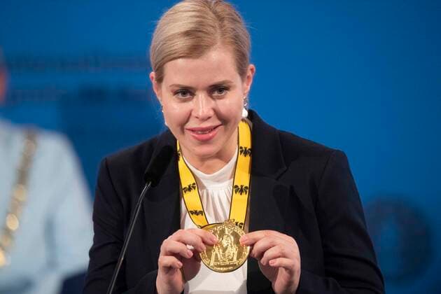 Veronica TSEPKALO, BLR, Weissrussland, Belarus, Buergerrechtlerin, Karlspreistraegerin, spricht Dankesworte, Internationaler Karlspreis der Stadt Aachen, Verleihung im Rathaus der Stadt Aachen am 26.05.2022.