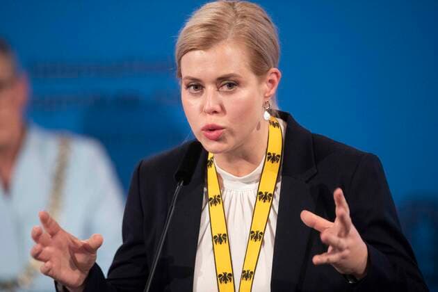 Veronica TSEPKALO, BLR, Weissrussland, Belarus, Buergerrechtlerin, Karlspreistraegerin, spricht Dankesworte, Internationaler Karlspreis der Stadt Aachen, Verleihung im Rathaus der Stadt Aachen am 26.05.2022.