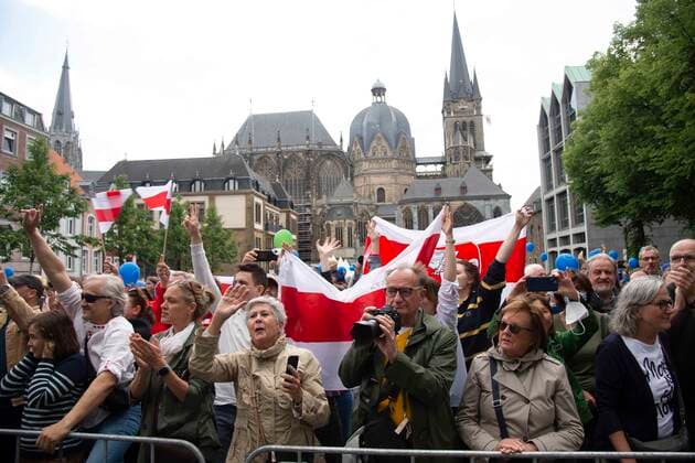 Zuschauer auf dem Katschhof, im Hintergrund der Aachener Dom , Internationaler Karlspreis der Stadt Aachen, Verleihung im Rathaus der Stadt Aachen am 26.05.2022.