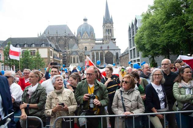 Zuschauer auf dem Katschhof, im Hintergrund der Aachener Dom , Internationaler Karlspreis der Stadt Aachen, Verleihung im Rathaus der Stadt Aachen am 26.05.2022.