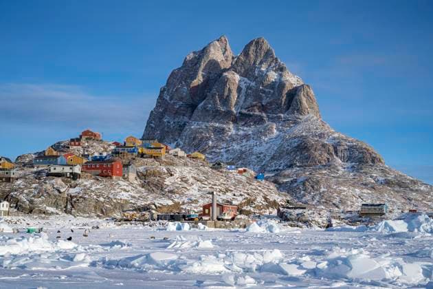 Colourful houses clinging to the edge of the mountain at Uummannaq in west Greenland. Copyright: xLoopxImages RJBPhotographicx RJB03222WT017