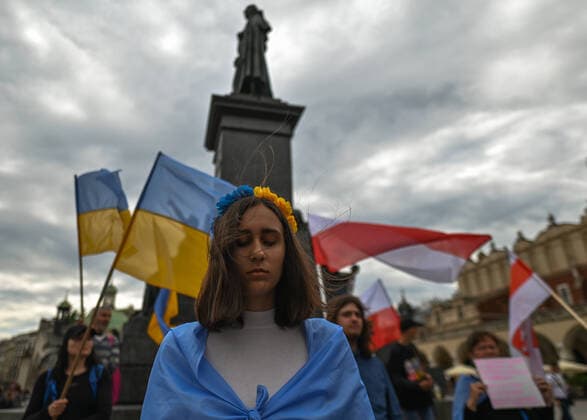 News Themen der Woche KW21 News Bilder des Tages Solidarity With Ukraine Protest In Poland Members of the local Ukrainian diaspora, peace activists, volunteers and supporters during the daily protest at the Adam Mickiewicz monument in the Main Square in Krakow. On Thursday, May 26, 2022, in Krakow, Poland. Krakow Poland  Copyright: xArturxWidakx originalFilename: widak-saveukra220526_npjxr.jpg