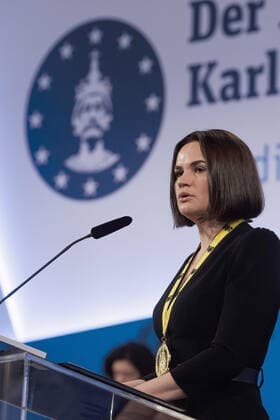 Annalena Baerbock (Buendnis 90 Die Gruenen), Bundesaussenministerin, bei der Verleihung des Karlspreises in Aachen, 26.05.2022. Swetlana Tichanowskaja, Preistraegerin. Aachen Deutschland