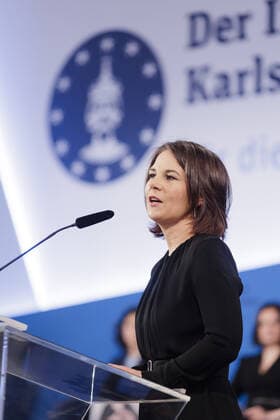 Annalena Baerbock (Buendnis 90 Die Gruenen), Bundesaussenministerin, bei der Verleihung des Karlspreises in Aachen, 26.05.2022. Aachen Deutschland