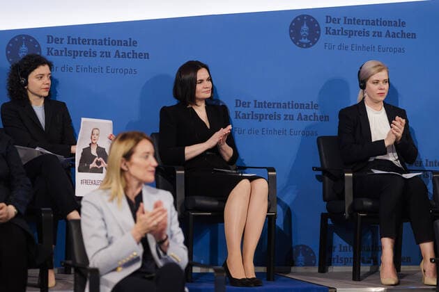 Annalena Baerbock (Buendnis 90 Die Gruenen), Bundesaussenministerin, bei der Verleihung des Karlspreises in Aachen, 26.05.2022. v.r. Swetlana Tichanowskaja, Veronica Tsepkalo, Preistaegerin, Maria Kalesnikawa (Plakat), musste sich von ihrer Schwester vertreten lassen, weil sie in Belarus inhaftiert ist. Aachen Deutschland