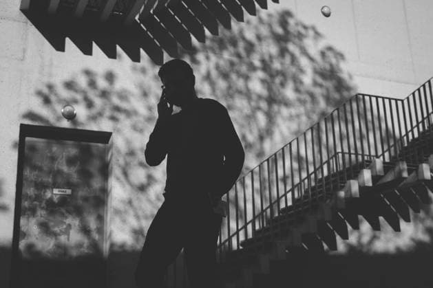 IMAGO Creative: Momentaufnahmen Streetphotography Köln, 05.05.22: Streetphotography, Silhouette eines telefonierenden Menschen. *** Streetphotography Cologne, 05 05 22 Streetphotography, Silhouette of a person talking on the phone