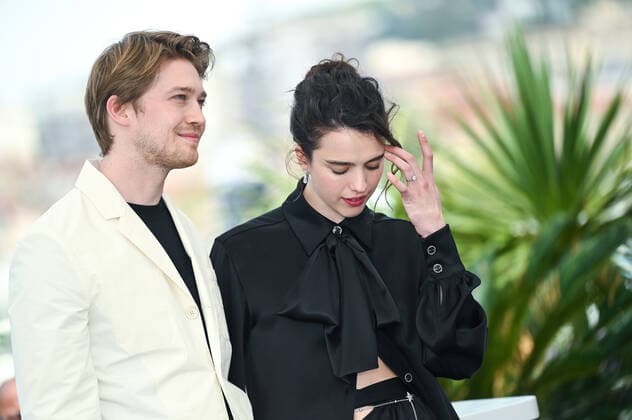 75eme Festival International du Film de Cannes. Photocall du film Stars at noon . Festival de Cannes 2022 - The 75th annual Cannes film festival 2022 in Cannes - France - Photocall of Stars at noon - Joe Alwyn , Margaret Qualley 280851 2022-05-26 Cannes France  Copyright: xLionelxGuericolas MPPx STAR_280851_002