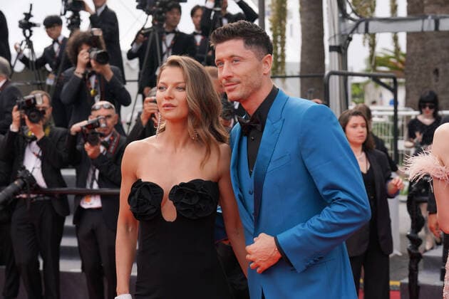 Anna Lewandowska - Robert Lewandowski CELEBRITES : 75Ã me Festival de Cannes - Tapis rouge du film Â« Broker Â» - 26 05 2022 NorbertScanella Panoramic 