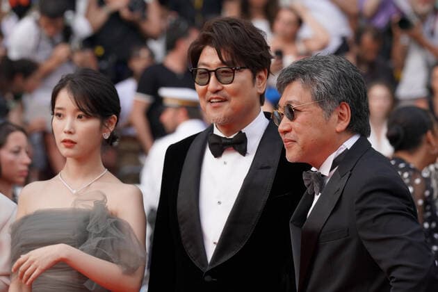 Song Kang-Ho - Hirokazu Kore-Eda CELEBRITES : 75Ã me Festival de Cannes - Tapis rouge du film Â« Broker Â» - 26 05 2022 NorbertScanella Panoramic 