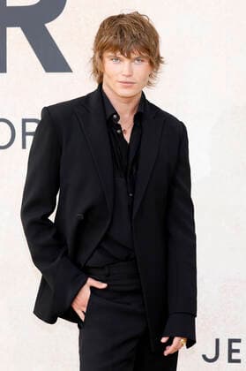 Jordan Barrett bei der 28. amfAR Gala Cannes im Rahmen vom Festival de Cannes 2022 75. Internationale Filmfestspiele von Cannes im HÃ tel du Cap-Eden-Roc. Antibes, 26.05.2022