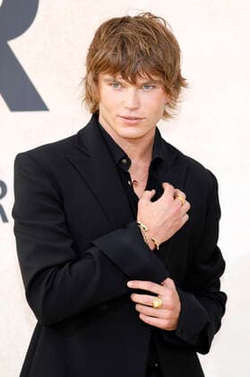 Jordan Barrett bei der 28. amfAR Gala Cannes im Rahmen vom Festival de Cannes 2022 75. Internationale Filmfestspiele von Cannes im HÃ tel du Cap-Eden-Roc. Antibes, 26.05.2022