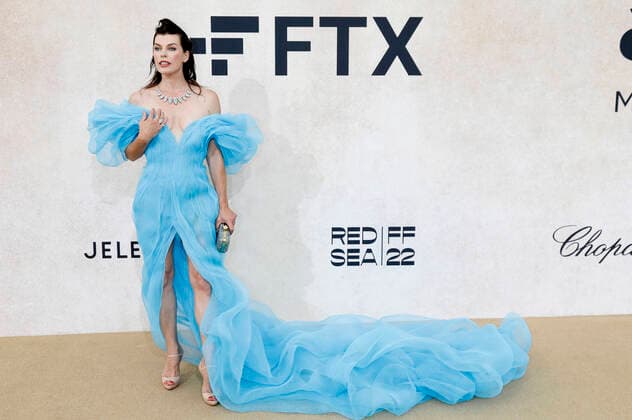 Milla Jovovich bei der 28. amfAR Gala Cannes im Rahmen vom Festival de Cannes 2022 75. Internationale Filmfestspiele von Cannes im HÃ tel du Cap-Eden-Roc. Antibes, 26.05.2022