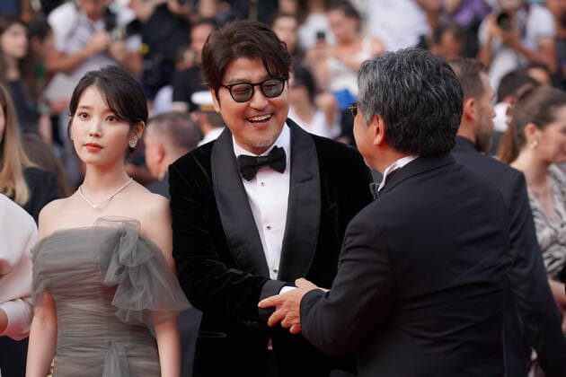 Song Kang-Ho - Hirokazu Kore-Eda CELEBRITES : 75Ã me Festival de Cannes - Tapis rouge du film Â« Broker Â» - 26 05 2022 NorbertScanella Panoramic 