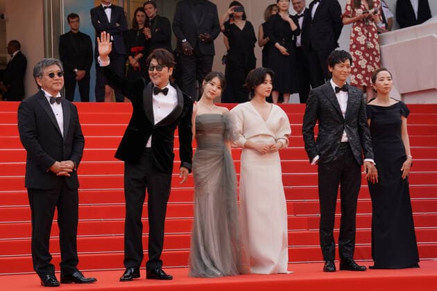Entertainment Bilder des Tages Hirokazu Kore-Eda - Song Kang-Ho - Ji-Eun Lee - Joo-Young Lee - Dong-won Gang - Bae Doona CELEBRITES : 75Ã me Festival de Cannes - Tapis rouge du film Â« Broker Â» - 26 05 2022 NorbertScanella Panoramic 
