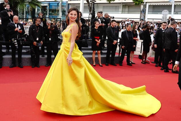 Une invitÃ e CELEBRITES : 75Ã me Festival de Cannes - Tapis rouge du film Â« Broker Â» - 26 05 2022 NorbertScanella Panoramic 
