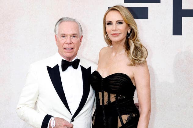 Tommy Hilfiger mit Ehefrau Dee Ocleppo Hilfiger bei der 28. amfAR Gala Cannes im Rahmen vom Festival de Cannes 2022 75. Internationale Filmfestspiele von Cannes im HÃ tel du Cap-Eden-Roc. Antibes, 26.05.2022